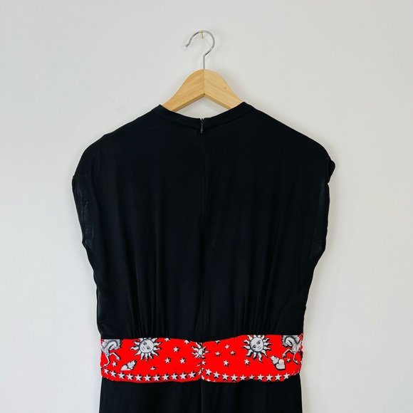 Sandro Black and Red Pleated Cap Sleeve Horoscope Graphic Belted Dress UK S - Picture 7 of 14